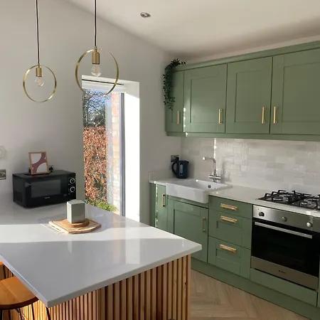 Modern 2-bed 20 Mins From Airport Appartement