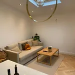 Modern 2-bed 20 Mins From Airport Daire *