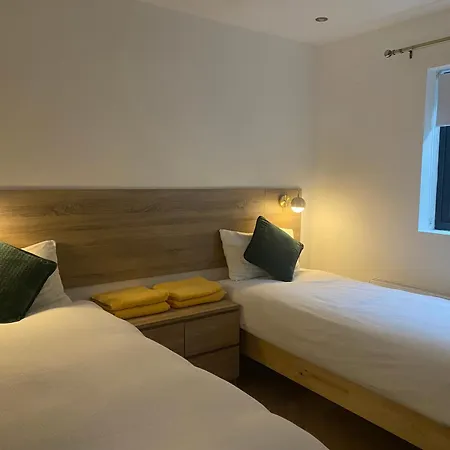 Modern 2-bed 20 Mins From Airport Daire *