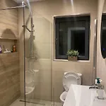 Modern 2-bed 20 Mins From Airport דירה *