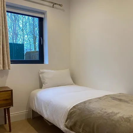 Modern 2-bed 20 Mins From Airport