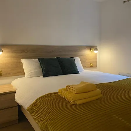 דירה Modern 2-bed 20 Mins From Airport *