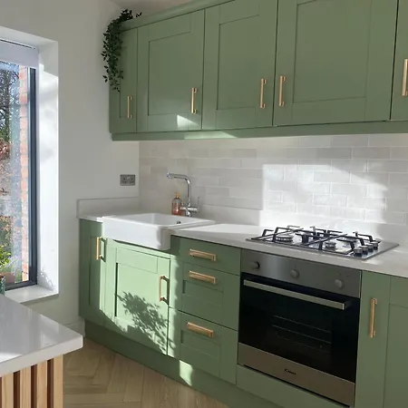 Modern Space 20 Minutes From Airport *