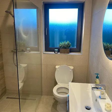 Modern Space 20 Minutes From Airport