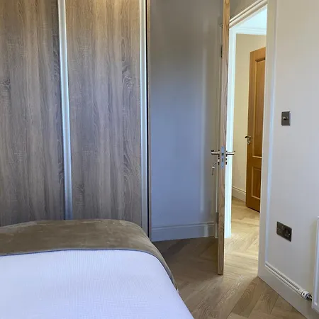 Apartment Modern Space 20 Minutes From Airport *