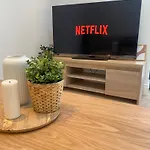 Modern 2-bed 20 Mins From Airport