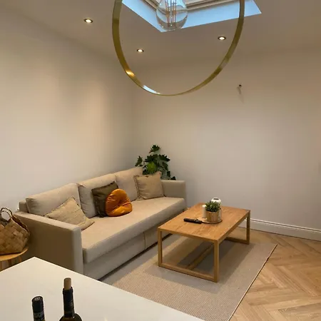 Modern 2-bed 20 Mins From Airport Lägenhet *