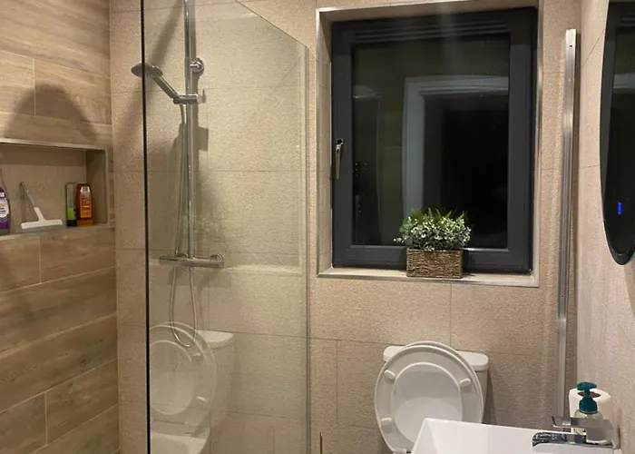 Modern 2-bed 20 Mins From Airport Διαμέρισμα *