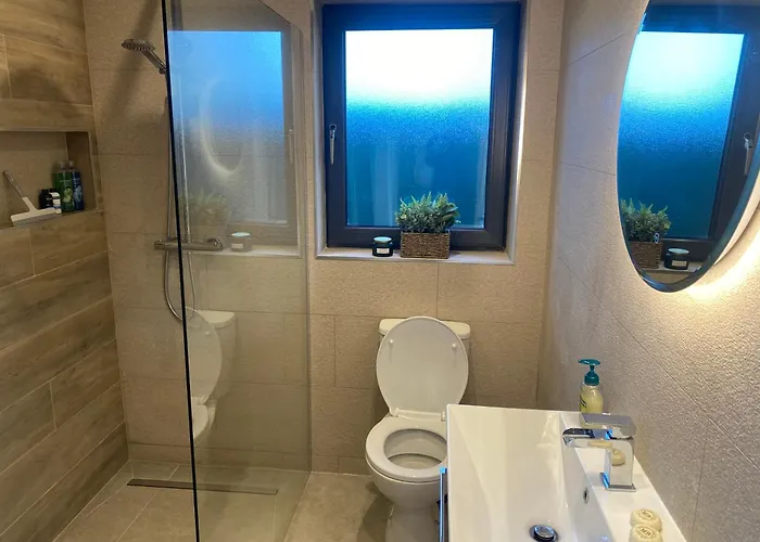Modern 2-bed 20 Mins From Airport